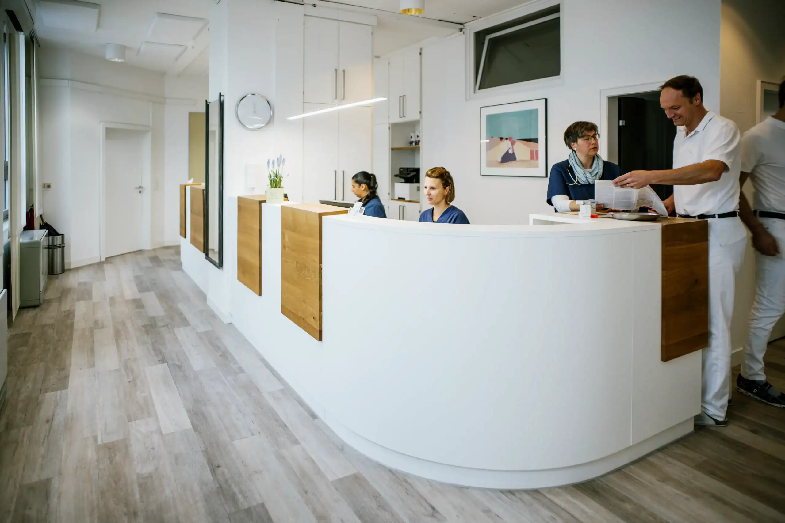 Moderne hausärztliche Gemeinschaftspraxis mit freundlichem Empfang.