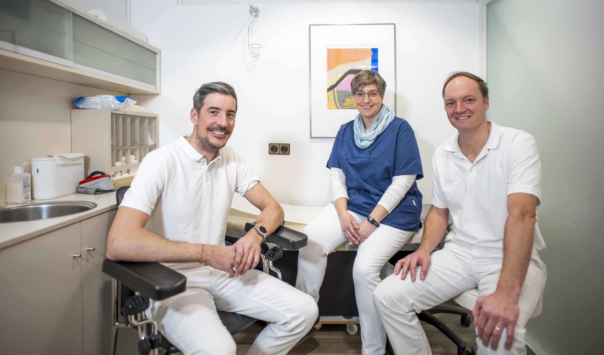 Ärzte im Gespräch in der Gemeinschaftspraxis Erwitte, freundliches Team bei der Patientenbetreuung.