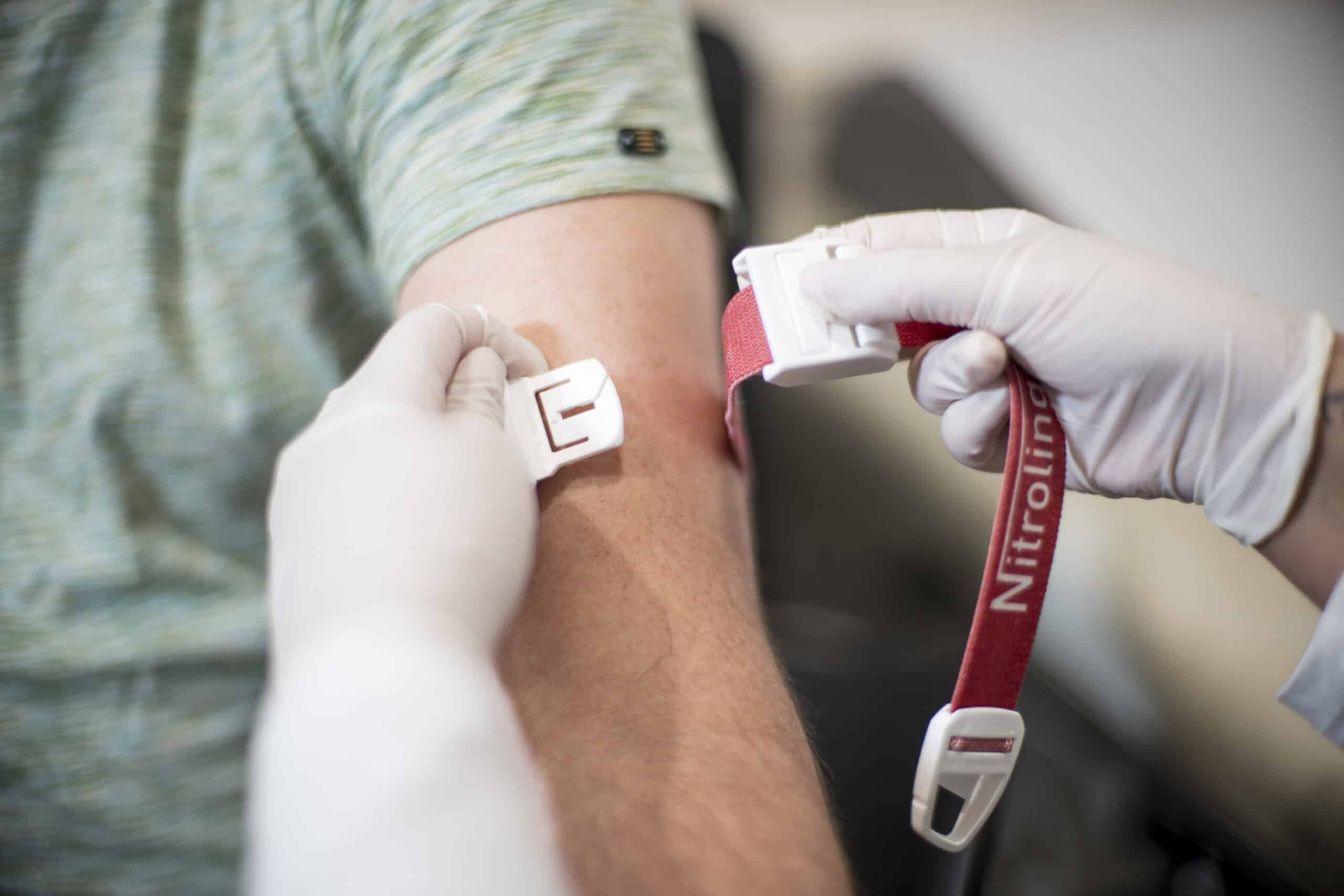 Arzt nimmt Blut ab bei Patient in Erwitte, medizinische Untersuchung in Gemeinschaftspraxis.