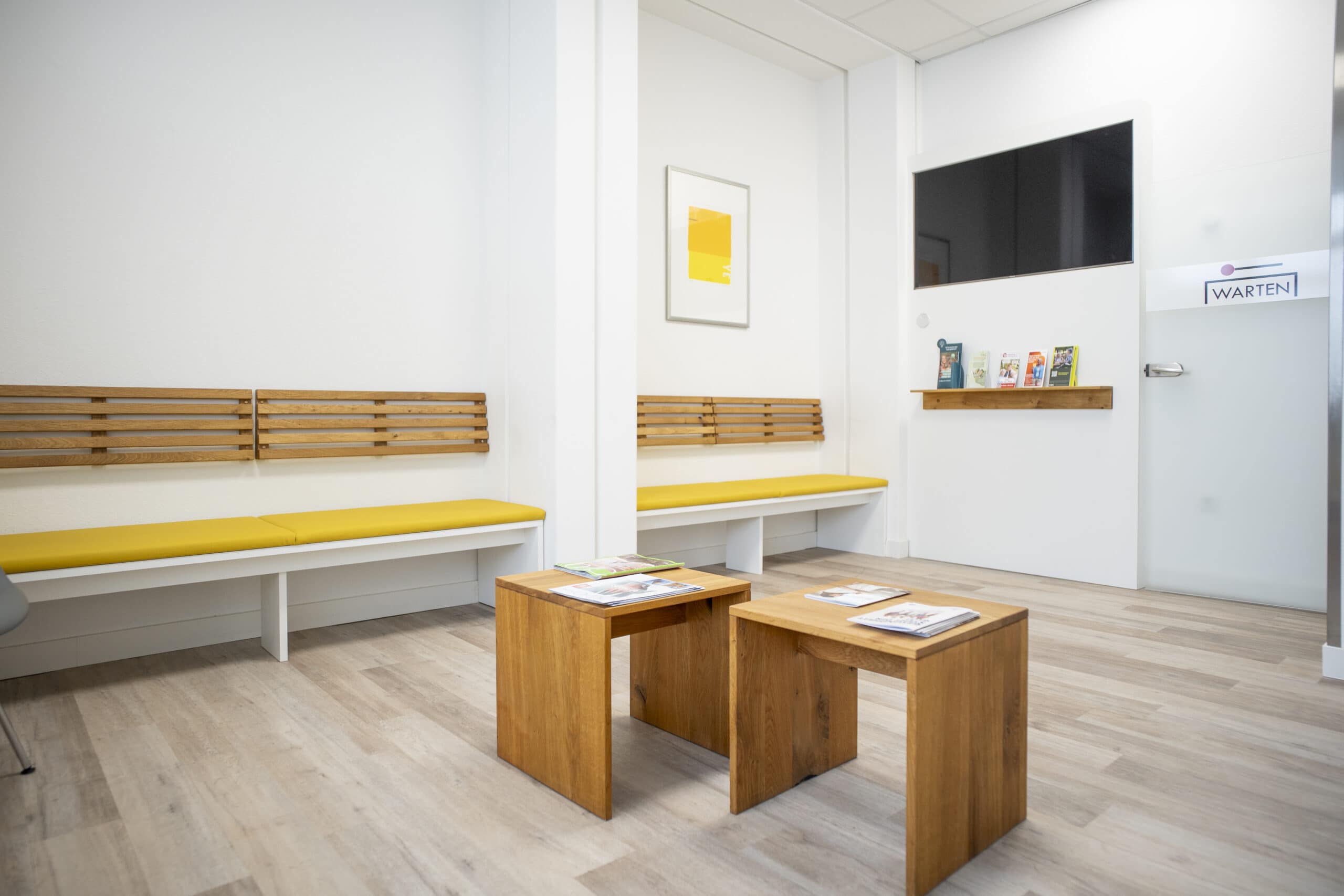 Moderne Arztpraxis mit freundlichem Wartebereich und bequemen Sitzgelegenheiten.